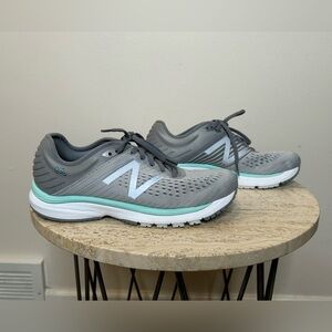 New Balance Women's 860 V.10 Gray and White Sneakers Size 9.5